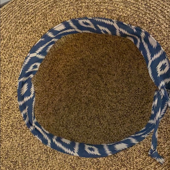 Women’s hat w/ skarf - Picture 3 of 4